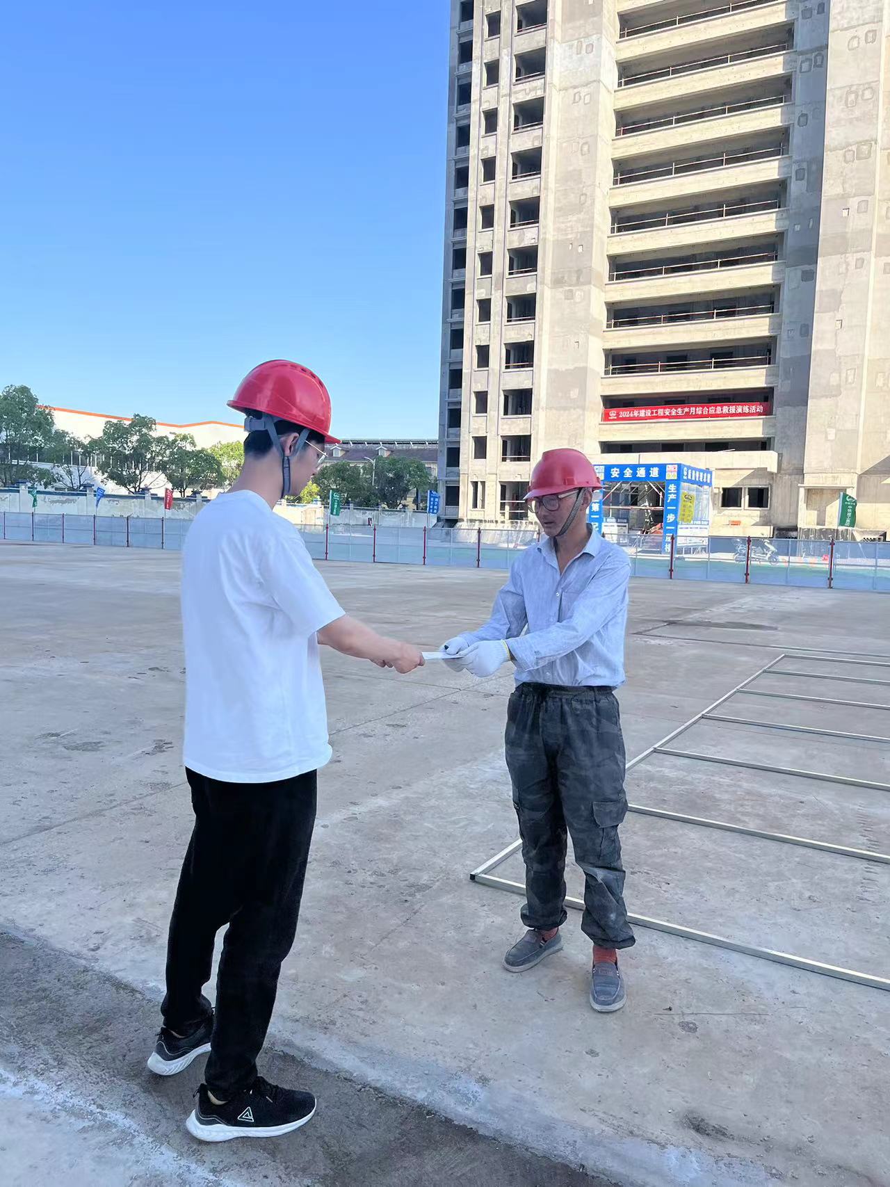 诚信文化宣传进工地”活动 (2).jpg 诚信文化宣传进工地”活动 (2).jpg