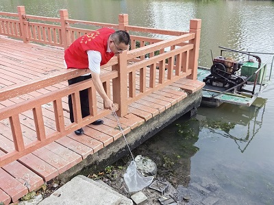 7月19日,三分公司党支部组织党员志愿者走进金水湾社区开展以“志愿服务进社区 护河爱水齐参与”为主题的环境保护志愿服务活动,用实际行动帮助社区做好辖区内河道的环境卫生整治工作。2.jpg