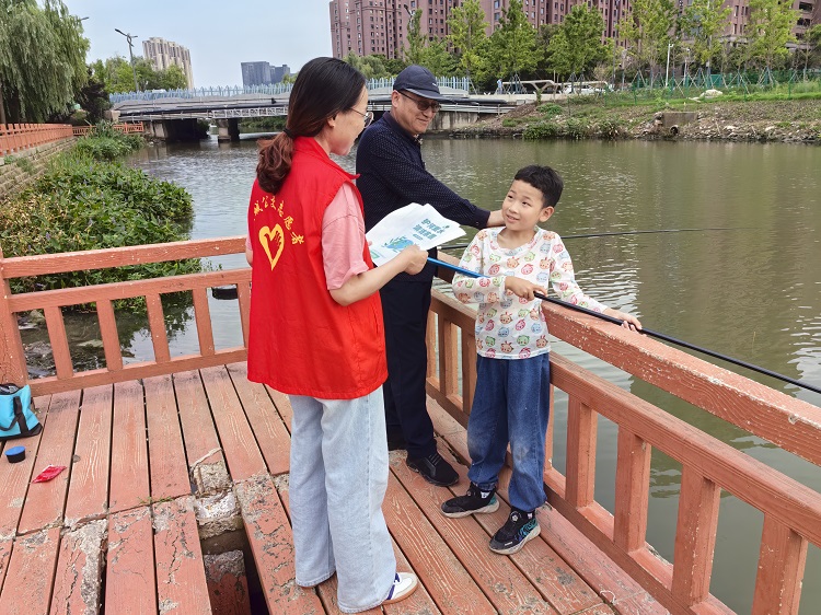 7月19日,三分公司党支部组织党员志愿者走进金水湾社区开展以“志愿服务进社区 护河爱水齐参与”为主题的环境保护志愿服务活动,用实际行动帮助社区做好辖区内河道的环境卫生整治工作。4.jpg 7月19日,三分公司党支部组织党员志愿者走进金水湾社区开展以“志愿服务进社区 护河爱水齐参与”为主题的环境保护志愿服务活动,用实际行动帮助社区做好辖区内河道的环境卫生整治工作。4.jpg