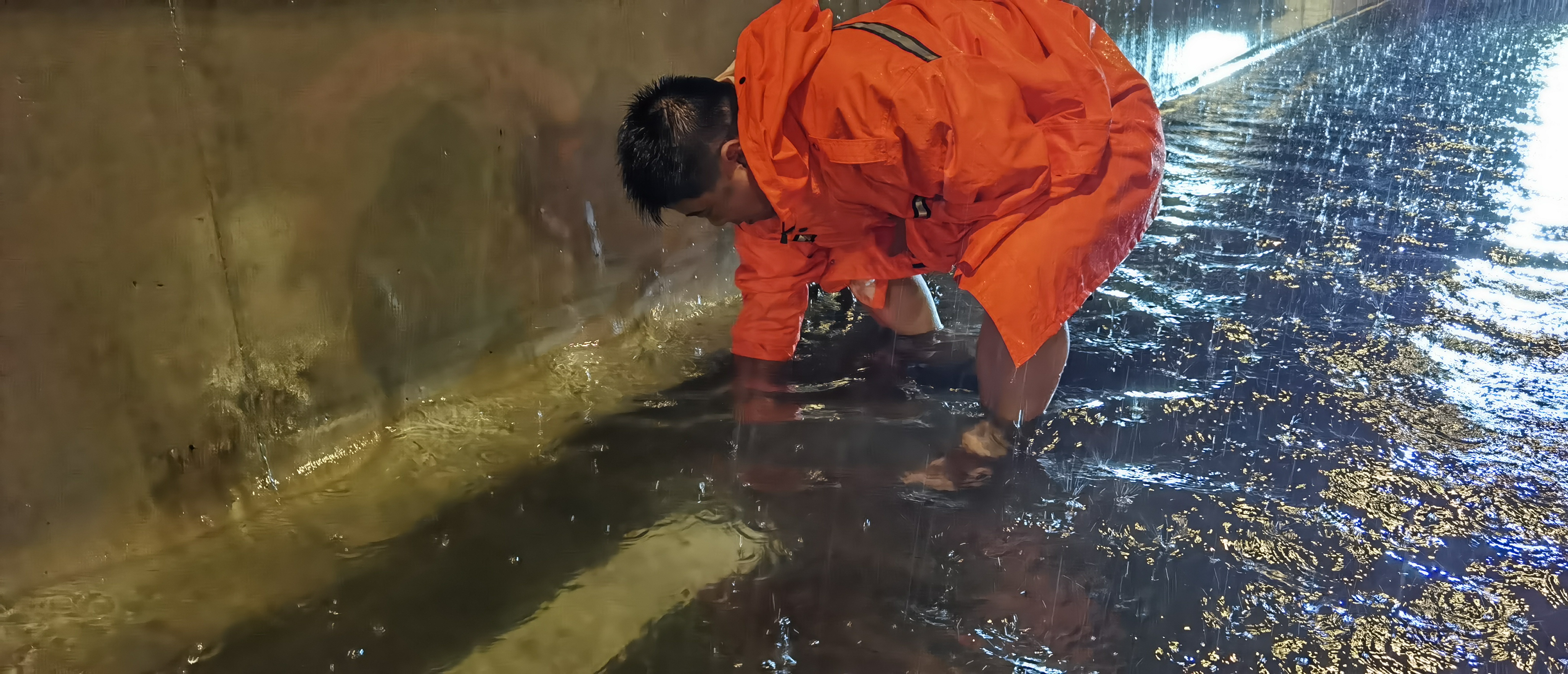 退伍军人高昌山徒手打开高架隧道排水盖.jpg 退伍军人高昌山徒手打开高架隧道排水盖.jpg